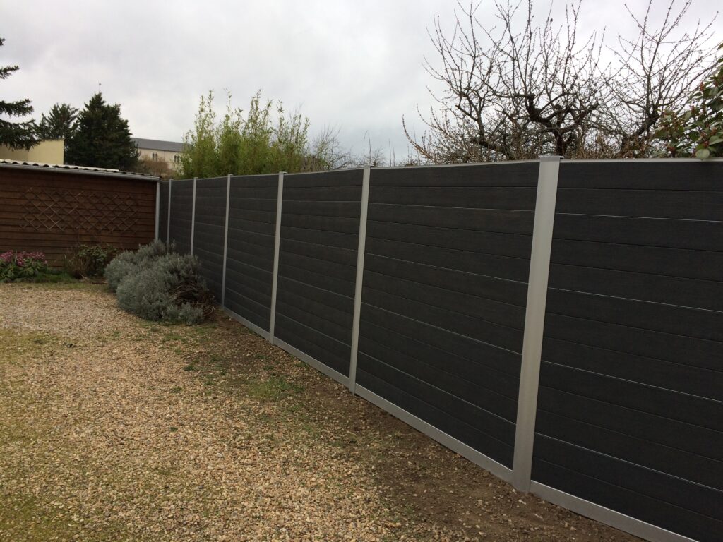 Terrasse abritée par une palissade Govawall